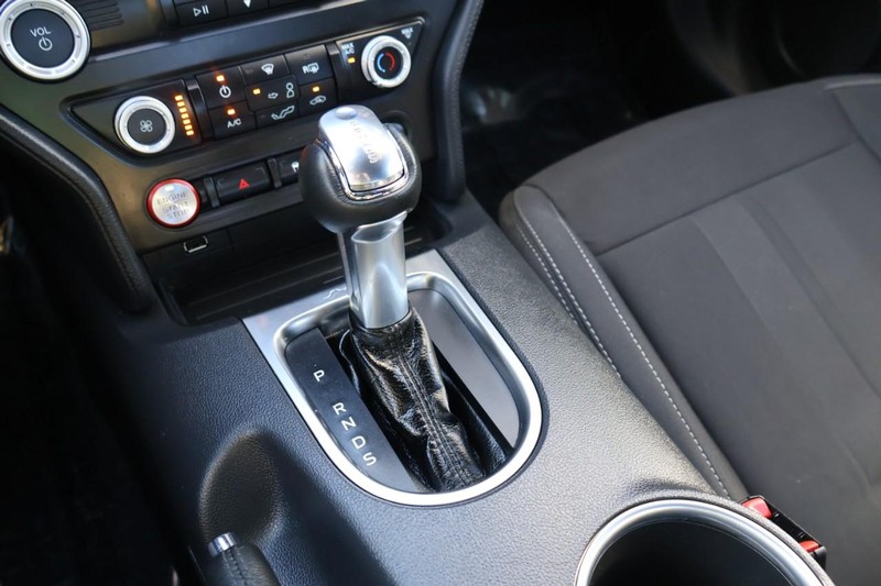 Ford Mustang Vehicle Full-screen Gallery Image 31