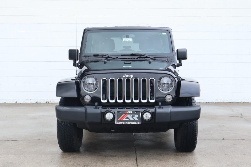 Jeep Wrangler Unlimited Vehicle Full-screen Gallery Image 02