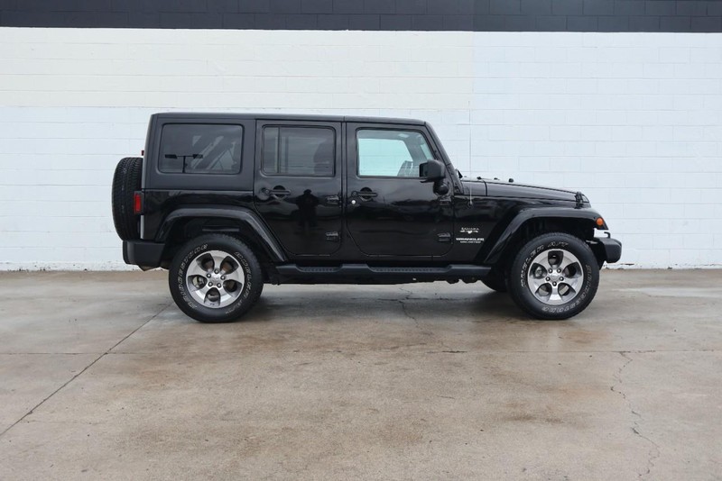 Jeep Wrangler Unlimited Vehicle Full-screen Gallery Image 04