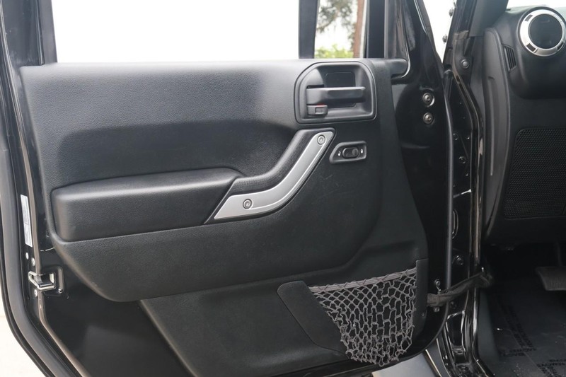 Jeep Wrangler Unlimited Vehicle Full-screen Gallery Image 15