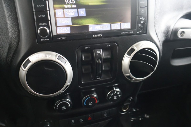 Jeep Wrangler Unlimited Vehicle Full-screen Gallery Image 29