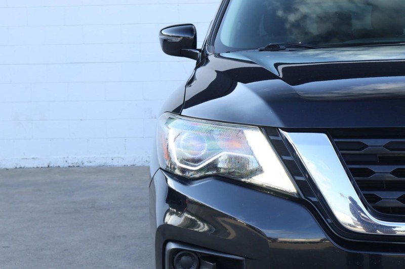 Nissan Pathfinder Vehicle Full-screen Gallery Image 03