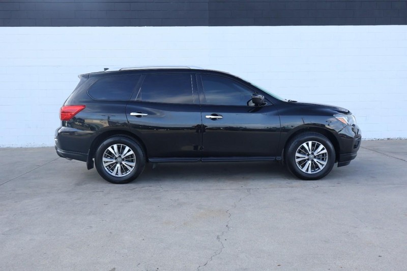 Nissan Pathfinder Vehicle Full-screen Gallery Image 04