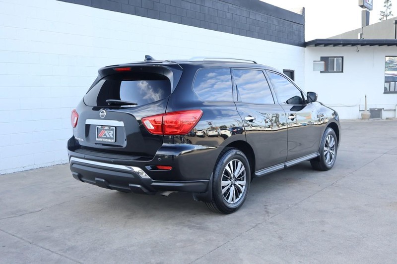 Nissan Pathfinder Vehicle Full-screen Gallery Image 05
