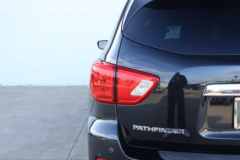 Nissan Pathfinder Vehicle Full-screen Gallery Image 07