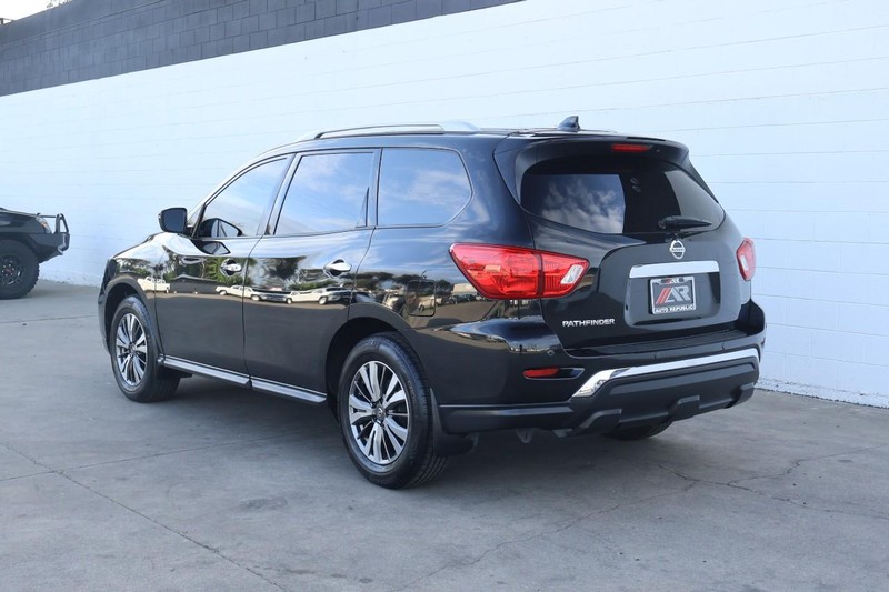 Nissan Pathfinder Vehicle Full-screen Gallery Image 09