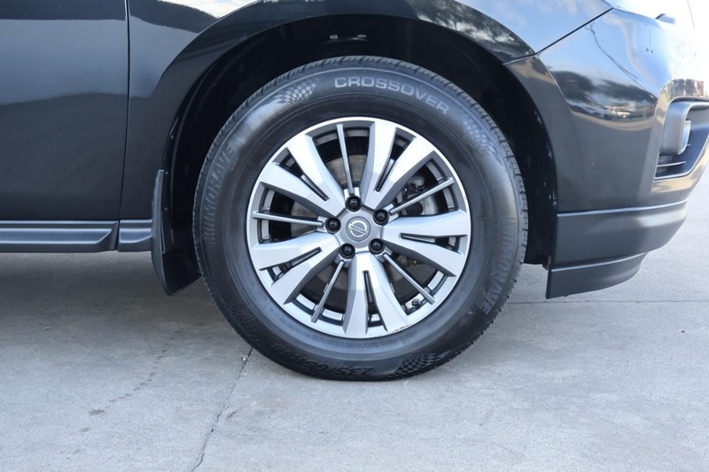 Nissan Pathfinder Vehicle Full-screen Gallery Image 13