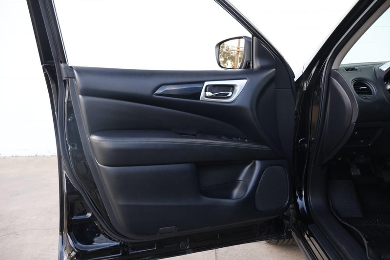 Nissan Pathfinder Vehicle Full-screen Gallery Image 14