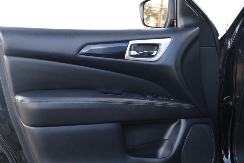 Nissan Pathfinder Vehicle Full-screen Gallery Image 15