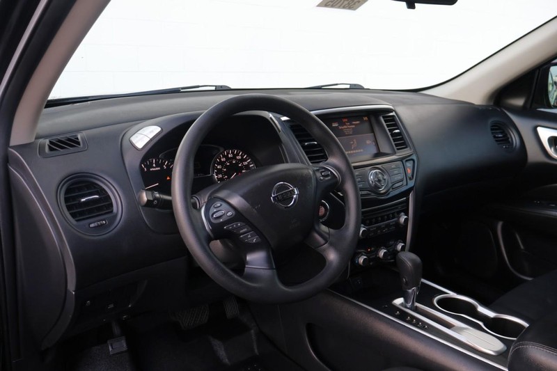 Nissan Pathfinder Vehicle Full-screen Gallery Image 16