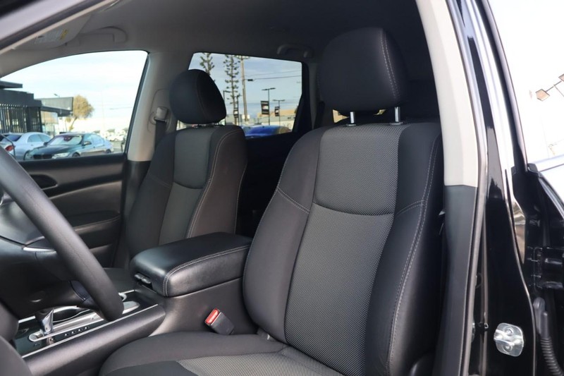 Nissan Pathfinder Vehicle Full-screen Gallery Image 17