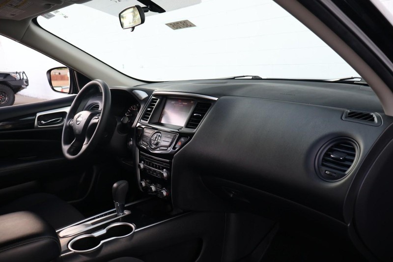 Nissan Pathfinder Vehicle Full-screen Gallery Image 19