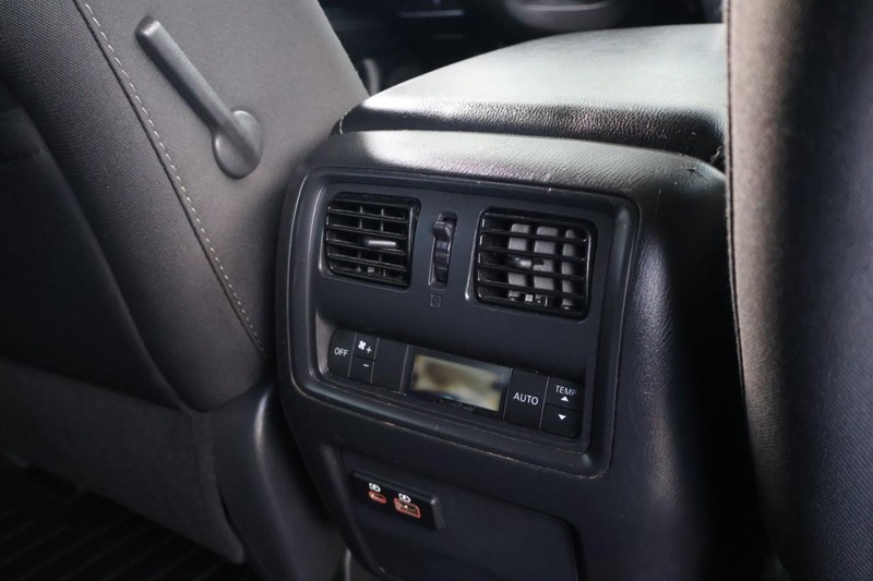 Nissan Pathfinder Vehicle Full-screen Gallery Image 22