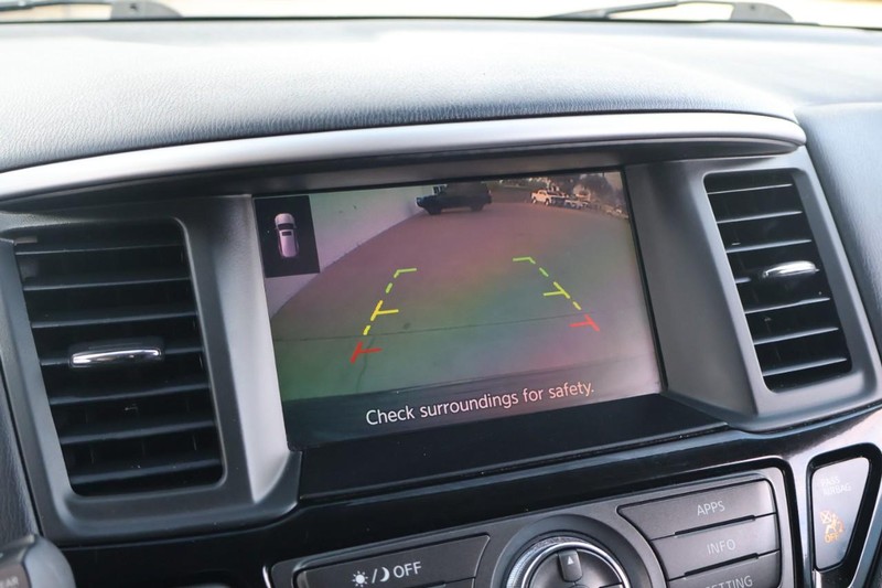 Nissan Pathfinder Vehicle Full-screen Gallery Image 32