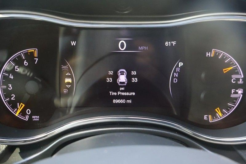 Jeep Grand Cherokee Vehicle Full-screen Gallery Image 24