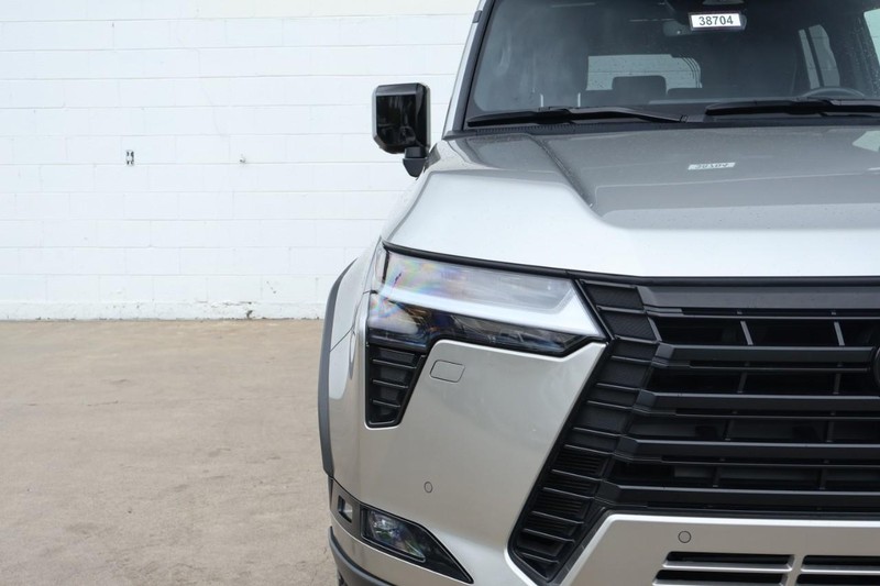 Lexus GX Vehicle Full-screen Gallery Image 03