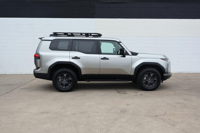 Lexus GX Vehicle Full-screen Gallery Image 04