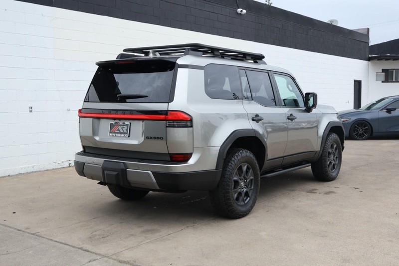 Lexus GX Vehicle Full-screen Gallery Image 05