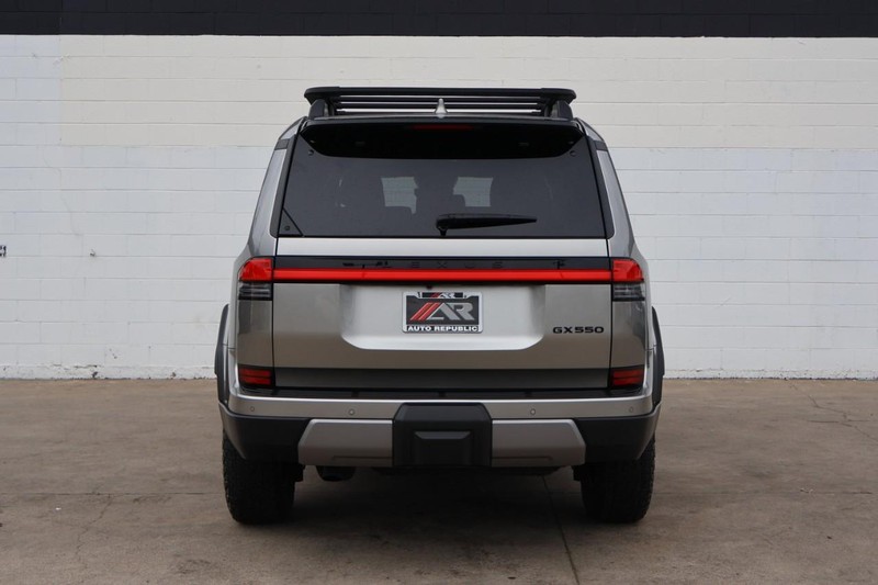 Lexus GX Vehicle Full-screen Gallery Image 06