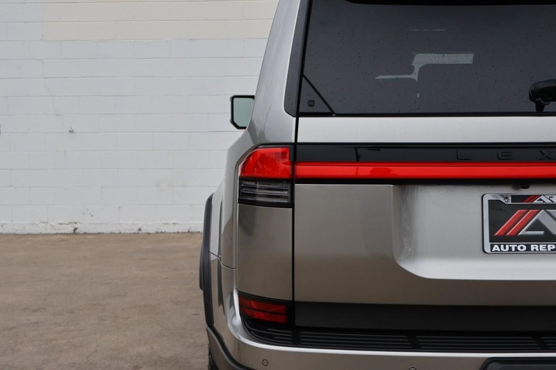 Lexus GX Vehicle Full-screen Gallery Image 07