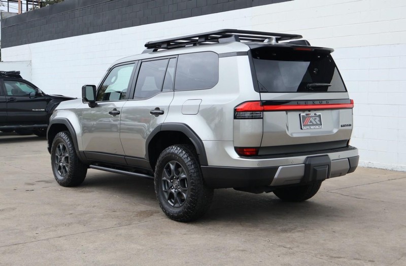 Lexus GX Vehicle Full-screen Gallery Image 10