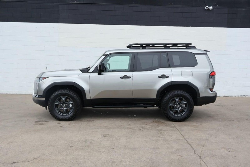 Lexus GX Vehicle Full-screen Gallery Image 11