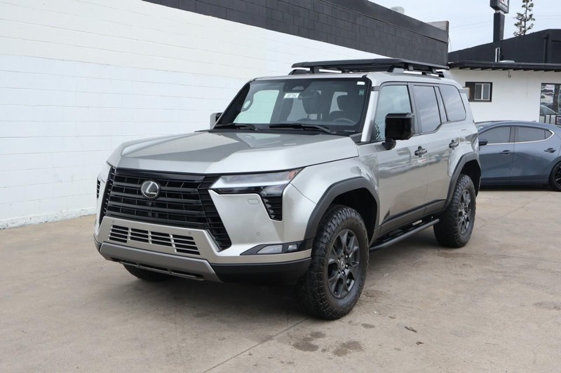 Lexus GX Vehicle Full-screen Gallery Image 12