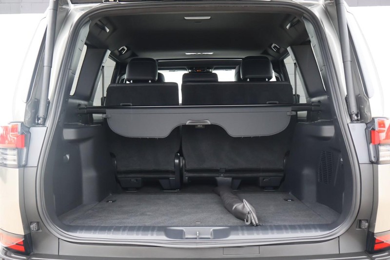 Lexus GX Vehicle Full-screen Gallery Image 13