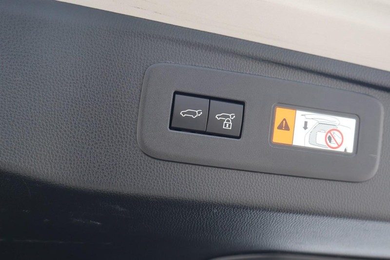 Lexus GX Vehicle Full-screen Gallery Image 14