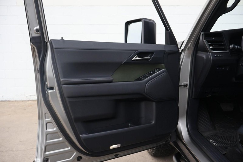 Lexus GX Vehicle Full-screen Gallery Image 15