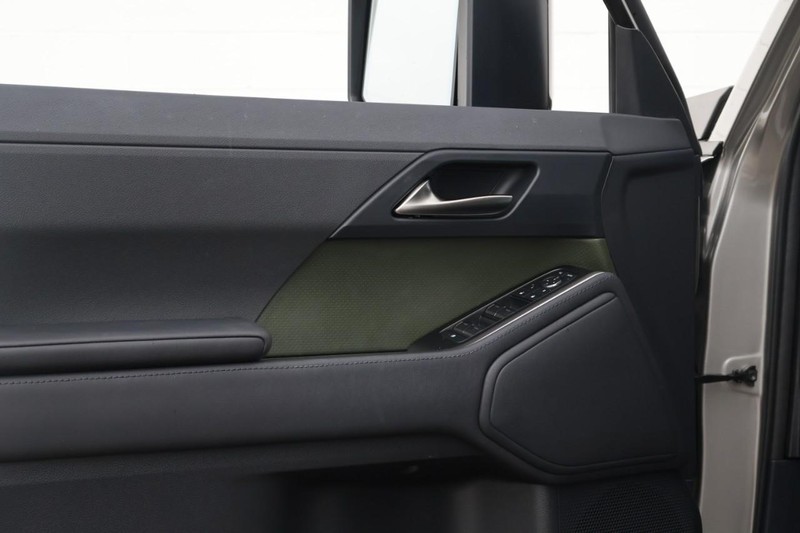 Lexus GX Vehicle Full-screen Gallery Image 16