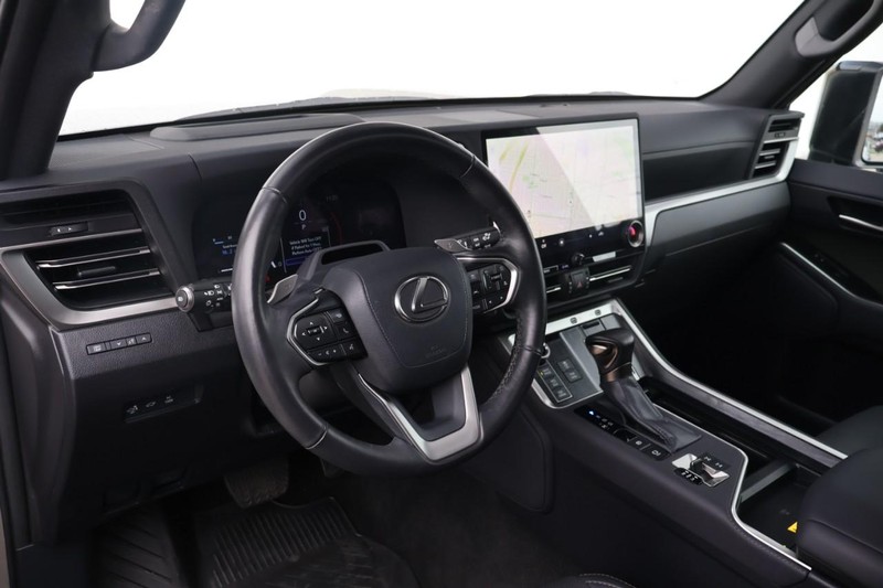 Lexus GX Vehicle Full-screen Gallery Image 17