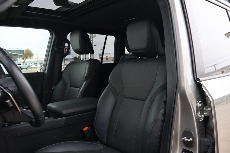 Lexus GX Vehicle Full-screen Gallery Image 19