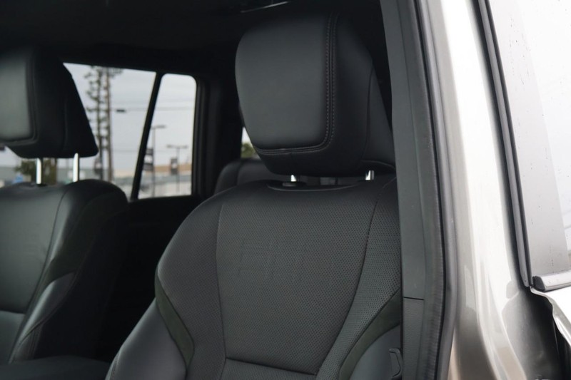 Lexus GX Vehicle Full-screen Gallery Image 20