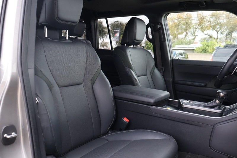 Lexus GX Vehicle Full-screen Gallery Image 22