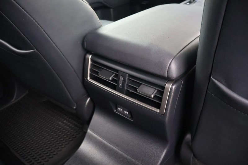 Lexus GX Vehicle Full-screen Gallery Image 24