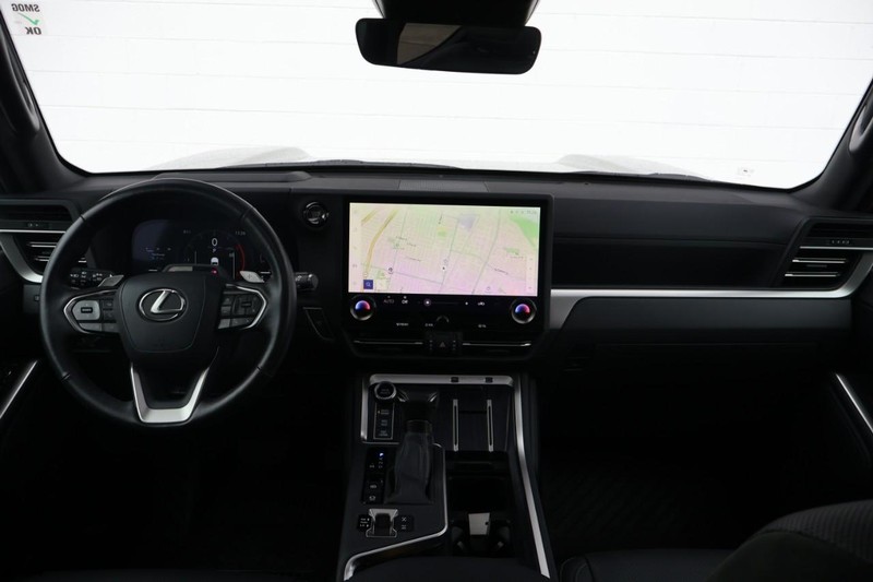 Lexus GX Vehicle Full-screen Gallery Image 25