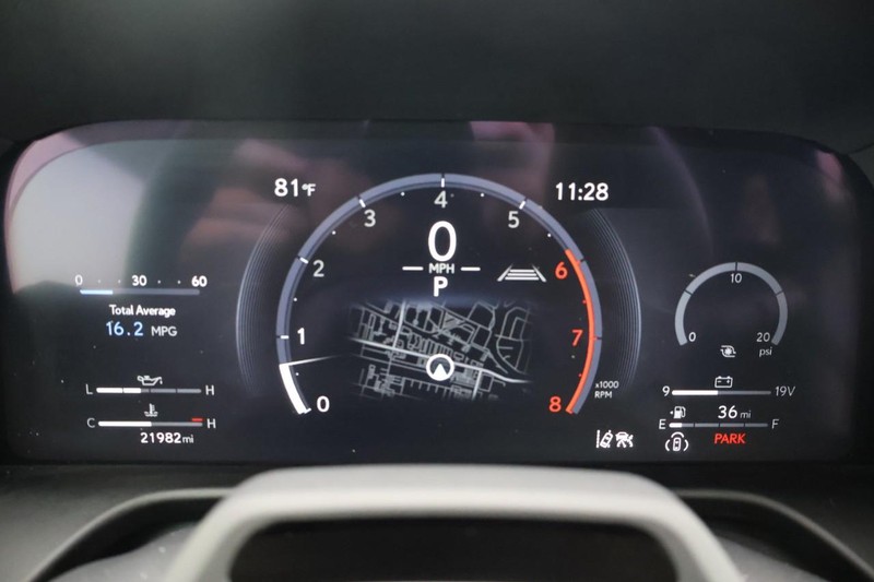 Lexus GX Vehicle Full-screen Gallery Image 26