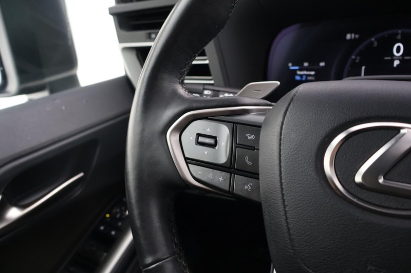 Lexus GX Vehicle Full-screen Gallery Image 28