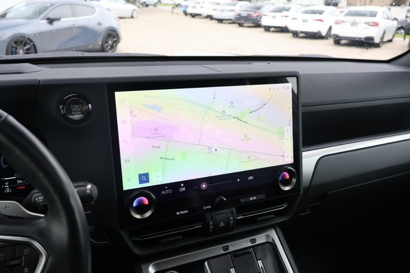 Lexus GX Vehicle Full-screen Gallery Image 32