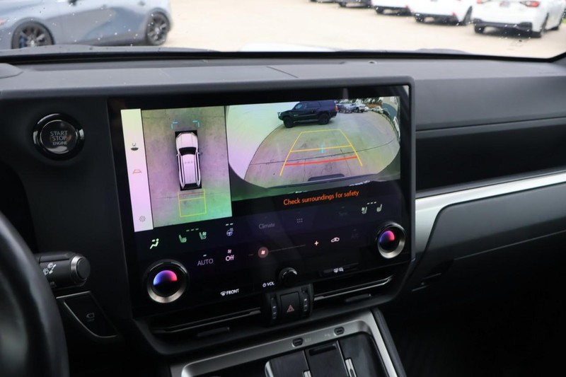 Lexus GX Vehicle Full-screen Gallery Image 33