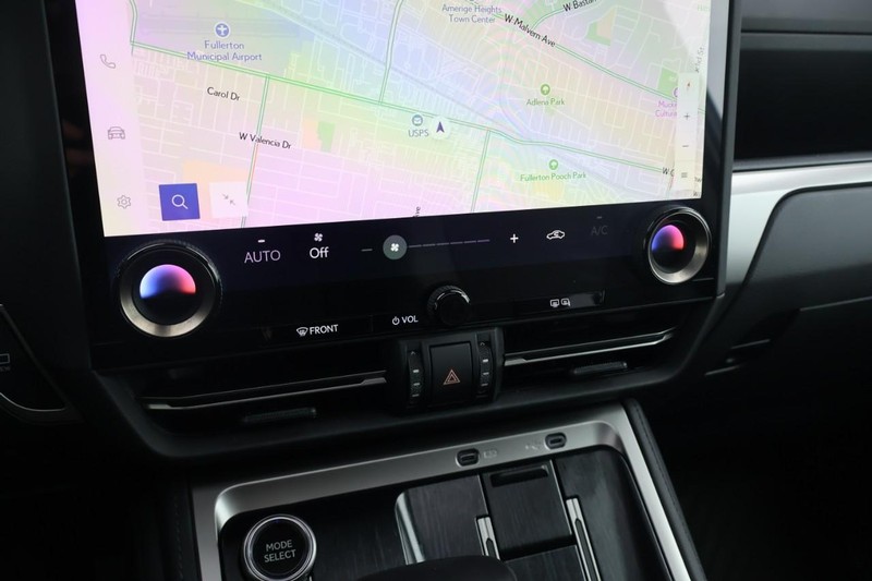 Lexus GX Vehicle Full-screen Gallery Image 34