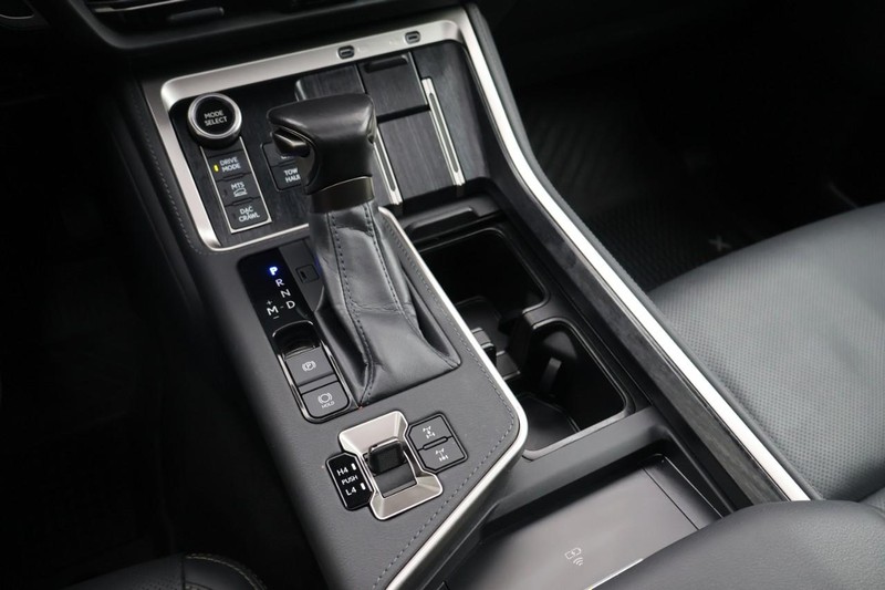 Lexus GX Vehicle Full-screen Gallery Image 35