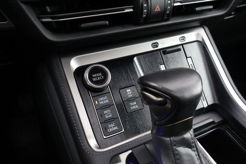 Lexus GX Vehicle Full-screen Gallery Image 36