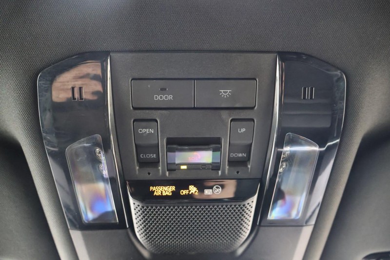 Lexus GX Vehicle Full-screen Gallery Image 37