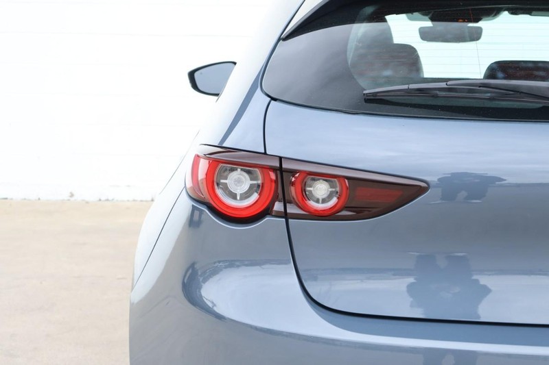 Mazda Mazda3 Hatchback Vehicle Full-screen Gallery Image 07