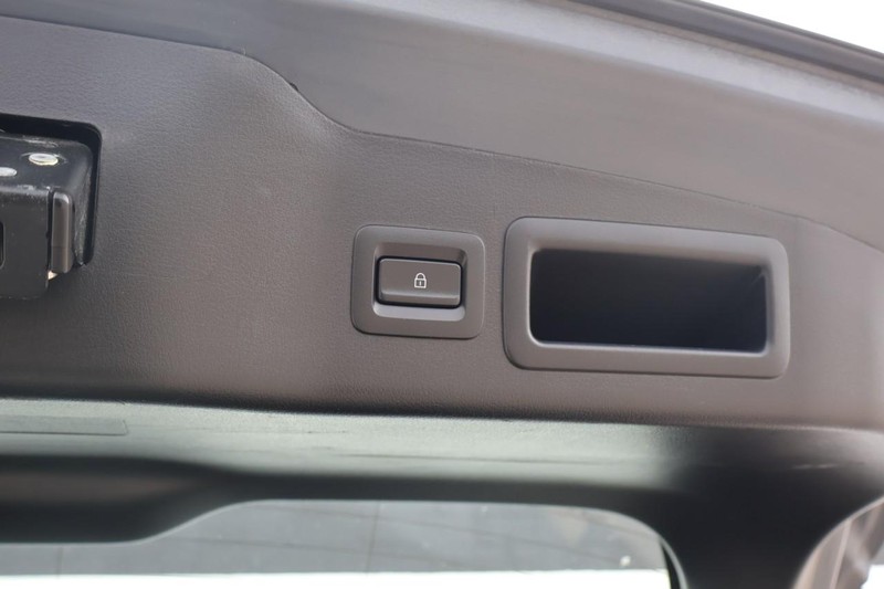 Mazda Mazda3 Hatchback Vehicle Full-screen Gallery Image 09