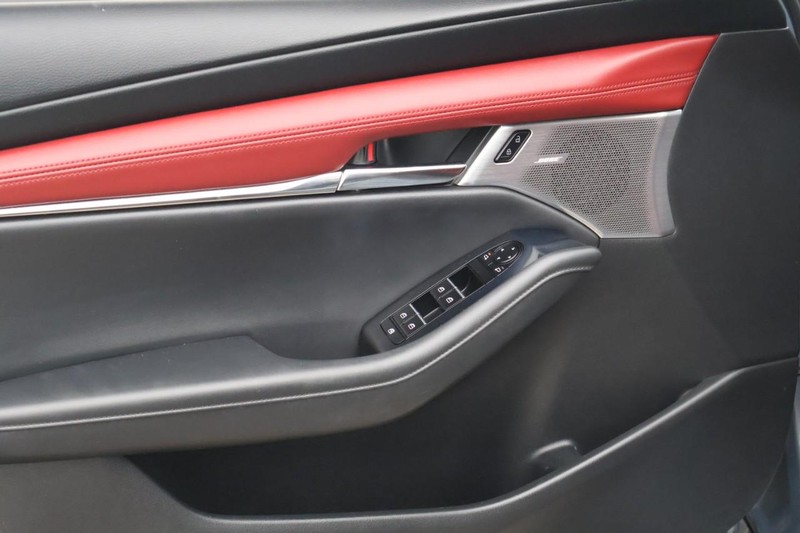 Mazda Mazda3 Hatchback Vehicle Full-screen Gallery Image 16