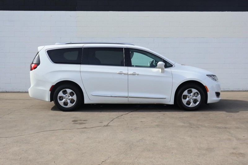 Chrysler Pacifica Vehicle Full-screen Gallery Image 04