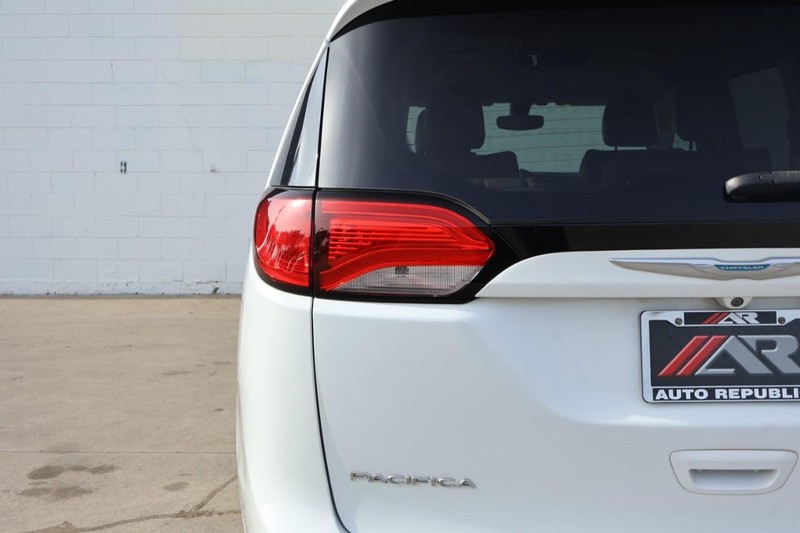 Chrysler Pacifica Vehicle Full-screen Gallery Image 07